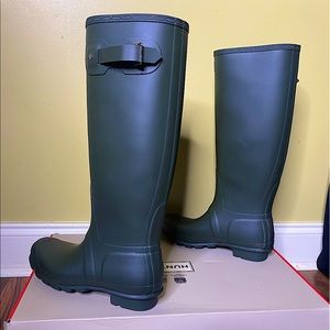 HUNTER DARK OLIVE Original Tall Rain Boots 
SIZE 9